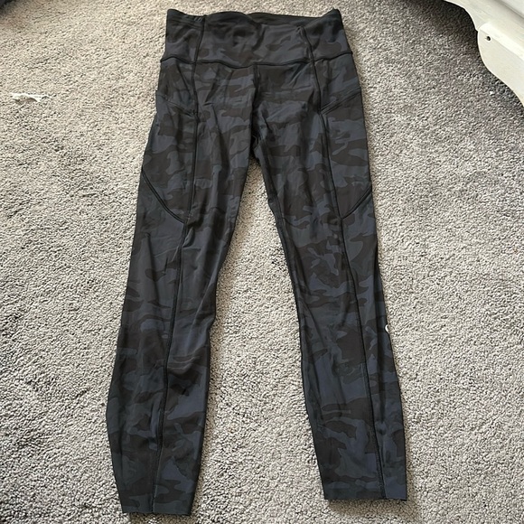 LULU LEMON DARK CAMO LEGGINGS. SIZE 4 - Picture 1 of 3